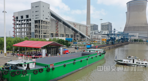 国内首艘2000吨级新能源集散两用运输船“东兴100”轮在浙江湖州交付并投入运营