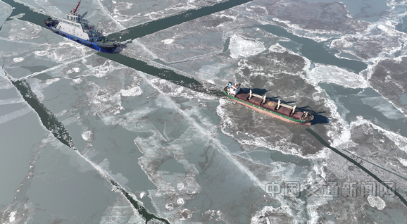 锦州海事局组织执法人员对辖区重点水域开展海上巡航和破冰护航行动